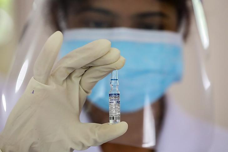 Eddig nem találtak fogást rajta.  Egy egészségügyi dolgozó tart a kezében egy ampulla Szputnyik-vakcinát Sri Lankán. EPA/CHAMILA KARUNARATHNE
