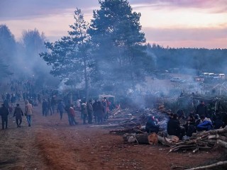 Menedékkérők tábora a fehérorosz-lengyel határ fehérorosz oldalán 2021. november 12-én. EPA/STRINGER
