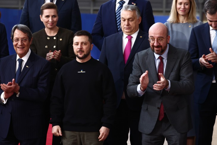 Volodimir Zelenszkij az EU-csúcs csoportképén. Mellette jobbra Charles Michel, az Európai Tanács elnöke, mögötte Orbán Viktor miniszterelnök. Fotó: EPA/STEPHANIE LECOCQ  