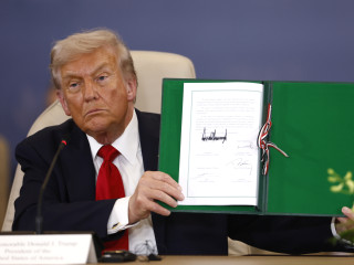  Donald Trump amerikai elnök, miután aláírta a gázai tűzszüneti megállapodást az Izrael és a Hamász palesztin iszlamista szervezet közötti béketárgyalás helyszínén, az egyiptomi Sarm es-Sejk nemzetközi konferencia-központjában 2025. október 13-án 
