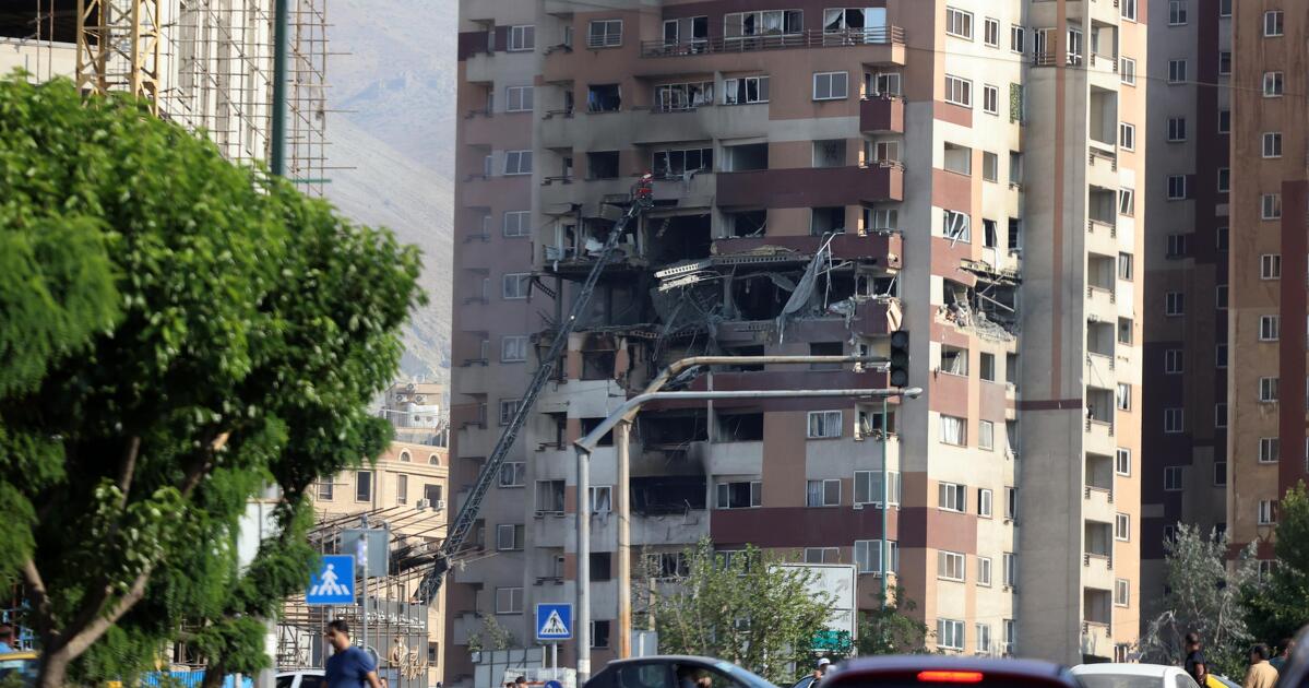 Vasárnapra virradó éjszaka is záporoztak a rakéták Izrael és Irán között