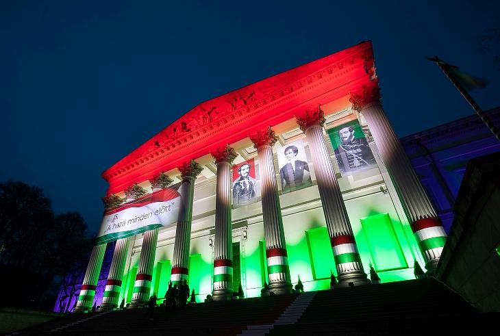 A nemzeti ünnep tiszteletére feldíszített Magyar Nemzeti Múzeum épülete esti díszkivilágításban 2021. március 13-án. MTI/Mohai Balázs