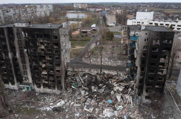 Orosz támadásokban lerombolt lakóépület a Kijev közelében fekvő Borogyankában 2022. április 5-én. Fotó: MTI/AP