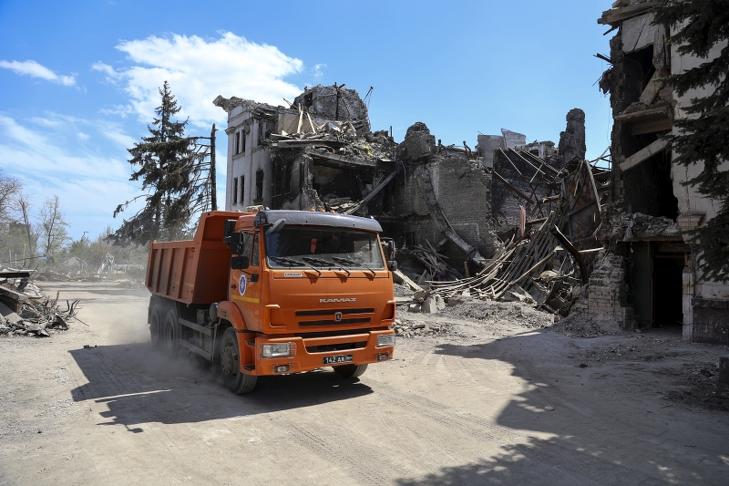 Az orosz támadásokban megrongálódott színház a délkelet-ukrajnai Mariupolban. Fotó: MTI/AP/Alexei Alexandrov