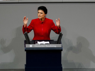 Sahra Wagenknecht, az ellenzéki német Sahra Wagenknecht Szövetség (BSW) párt társelnöke a migrációról rendezett vitán a német parlament berlini üléstermében 2025. január 29-én. Az ellenzéki Kereszténydemokrata Unió, a CDU törvényjavaslatot nyújt be arról, hogy fokozzák a biztonsági intézkedéseket és zárják le a szárazföldi határokat az illegális bevándorlók előtt