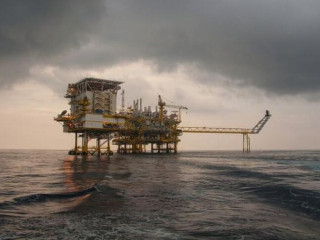 Ukrajna azt állítja, hogy orosz olajfúrótornyot és járőrhajót talált el a Kaszpi-tengeren