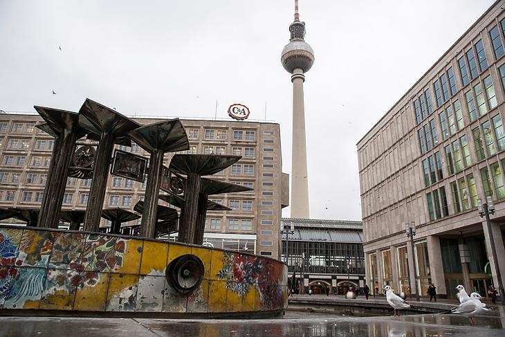 Csak a madarak maradtak: a szinte üres Alexanderplatz Berlinben 2021. január 6-án.  EPA/HAYOUNG JEON