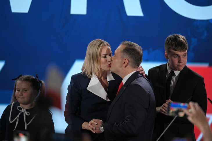 Az ellenzéki Jog és Igazságosság (PiS) párt támogatásával induló államfőjelölt, Karol Nawrocki történész, a lengyel Nemzeti Emlékezet Intézete elnöke (k) ünnepel a családja társaságában a lengyel elnökválasztás második fordulóját követő eredményváró rendezvényen Varsóban 2025. június 1-én. 