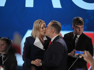 Az ellenzéki Jog és Igazságosság (PiS) párt támogatásával induló államfőjelölt, Karol Nawrocki történész, a lengyel Nemzeti Emlékezet Intézete elnöke (k) ünnepel a családja társaságában a lengyel elnökválasztás második fordulóját követő eredményváró rendezvényen Varsóban 2025. június 1-én. 