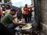 Palesztin menekültek kenyérsütés közben Khan Yunisban a Gázai övezet déli részén 2023. november 13-án. Fotó: EPA/HAITHAM IMAD  