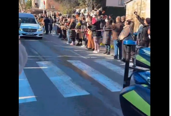 Sorfalat állnak az emberek a Brigitte  Bardot-t szállító halottaskocsinál