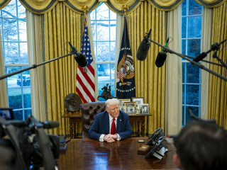 Donald Trump amerikai elnök nyilatkozik a sajtónak, amint rendeleteket ír alá a washingtoni Fehér Ház Ovális irodájában 2025. január 30-án, tíz nappal a hivatalba lépése után. 