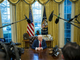 Donald Trump amerikai elnök nyilatkozik a sajtónak, amint rendeleteket ír alá a washingtoni Fehér Ház Ovális irodájában 2025. január 30-án, tíz nappal a hivatalba lépése után. 