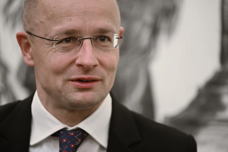 Fogy a türelem: Szijjártó Péter kemény órákon van túl