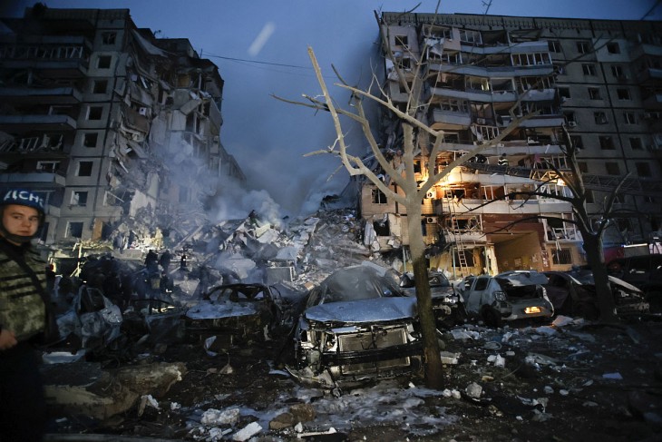 Áldozatokat keresnek a romok alatt az ukrajnai Dnyipróban 2023. január 14-én, miután orosz rakétatalálat ért egy lakóházat. Fotó: MTI/AP/Roman Csop 