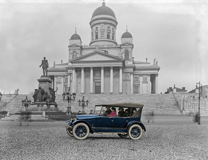 Egy automobil Helsinki emblematikus épülete, a székesegyház előtt a 20. század elején (Forrás: bygonely.com)
