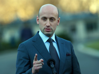 Stephen Miller, a Fehér Ház kabinetfőnök-helyettese a sajtó képviselőinek nyilatkozik 2025. március 3-án, miután Donald Trump amerikai elnök bejelentette, hogy az Egyesült Államok március 4-től 25 százalékos vámot vet ki a Kanadából és Mexikóból érkező termékekre, valamint a Kínából származó áruk vámját 10 százalékról 20 százalékra emeli.