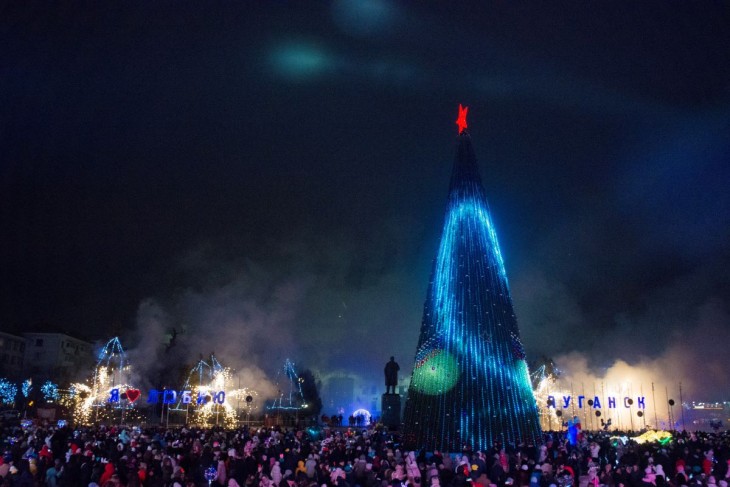 Karácsonyi ünnepséget tartanak az orosz ellenőrzés alatt álló kelet-ukrajnai Luhanszkban 2022. december 23-án. Fotó: MTI/AP