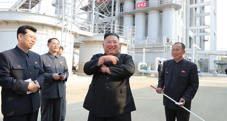 Kim Dzsongun előkerült, és átadott egy műtrágyagyárat. Fotó: KCNA