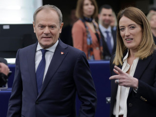 Roberta Metsola, az Európai Parlament elnöke (j) és Donald Tusk lengyel miniszterelnök az Európai Unió soros lengyel elnökségének programjáról szóló vitára érkezik a testület plenáris ülésén Strasbourgban 2025. január 20-án. Az uniós törvényhozás január 20. és 23. között ülésezik. 