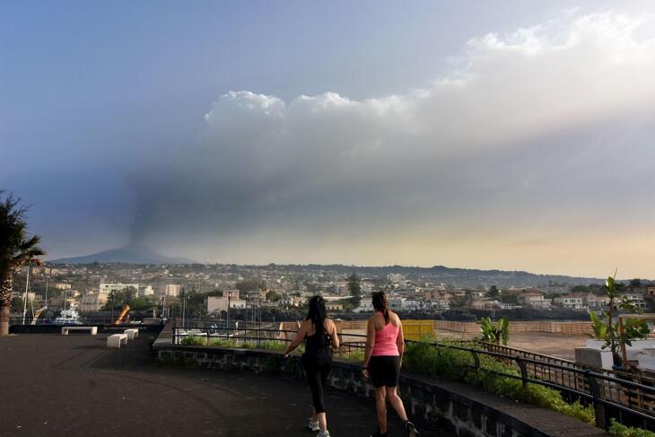 Hamufelhőt szór az Etna 