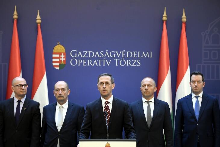 Rigó Csaba Balázs, a Gazdasági Versenyhivatal (GVH) elnöke (bal oldalon) egy korábbi képen. 