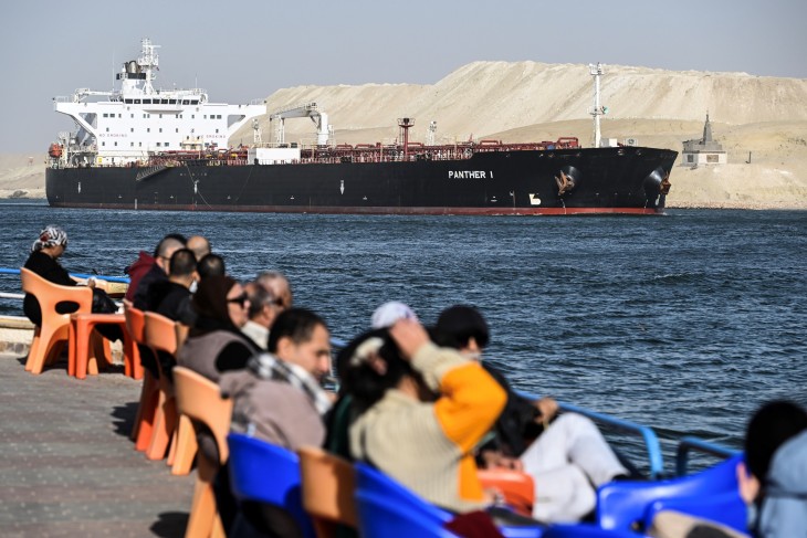 Egy hajó halad a Szuezi-csatornán a Vörös-tenger felé az egyiptomi Ismailiánál 2023. december 22-én. Fotó: EPA/MOHAMED HOSSAM 