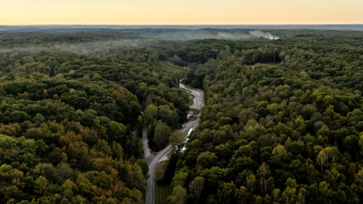 Füst terjeng a harcászati robbanóanyagokat gyártó Accurate Energetic Systems vállalat üzeménél, amelynek egyik épületében nagy erejű robbanás történt a Tennessee állambeli McEwen településnél 2025. október 10-én. Kezdetben 18 eltűnt személyről beszéltek a hatóságok, később 16 áldozatról számoltak be.