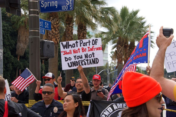 A fegyvertartást támogató aktivisták tüntetnek Los Angeles utcáin 2024-ben