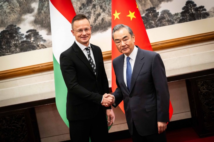  Szijjártó Péter külgazdasági és külügyminiszter (b) és Vang Ji kínai külügyminiszter találkozója Pekingben 2024. április 24-én. 