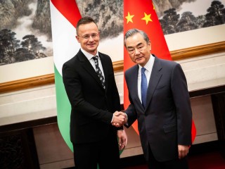  Szijjártó Péter külgazdasági és külügyminiszter (b) és Vang Ji kínai külügyminiszter találkozója Pekingben 2024. április 24-én. 