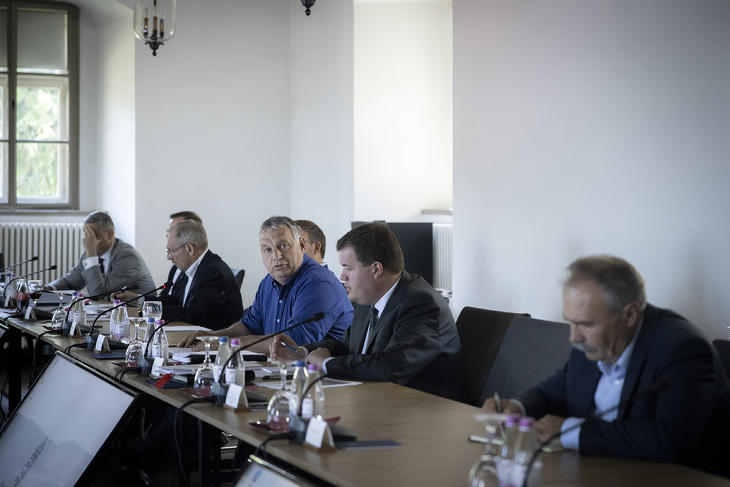 Orbán Viktor miniszterelnök (j3) a Sopronban tartott kihelyezett kormányülésen 2022. június 4-én. A kormányfő vezetésével három napos kihelyezett ülést tartott a kormány Sopronban, ahol elfogadták az extraprofit adó kivetéséről szóló rendelkezéseket és a 2023-as költségvetés tervezetét is. Orbán Viktor mellett jobbról Bordás Gábor, a Miniszterelnöki Kormányiroda közigazgatási államtitkára (j2) és Nagy István agrárminiszter (j). Fotó: MTI/Miniszterelnöki Sajtóiroda/Fischer Zoltán 
