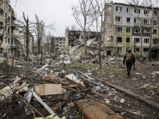 Az ukrán hadsereg 24. gépesített dandárja sajtószolgálatának képén romos lakóházak a kelet-ukrajnai Donyecki területen fekvő Konsztantyinovkában 2025. december 20-án, az Ukrajna elleni orosz háború alatt.
