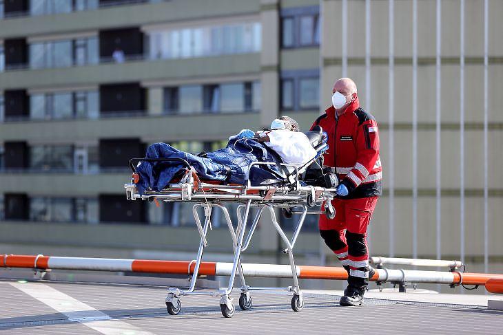 Neki sikerült: egy 68 éves francia, koronavírusból kigyógyult beteget szállítanak vissza Franciaországba a németországi Hessen egyik kórházából 2020. április 17-én. EPA/FRIEDEMANN VOGEL