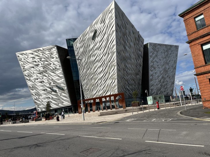 A Titanic Belfast méltó emlékhelye az 1912. április 10-én, 2 228 utassal útnak indult hajónak, amely New York közelében ütközött végzetesen egy jégheggyel. A hajótörésben 1 517 ember veszett oda