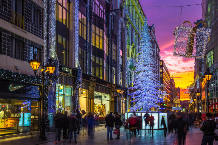 A Váci utca Budapesten karácsonyi díszben – bárhogy is forgatjuk, karácsony decemberben az igazi (korábbi felvétel)