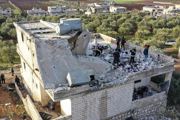Az amerikai különleges erők rajtaütése nyomán megrongálódott épület a török határ közelében lévő északnyugat-szíriai Idlíb tartomány Atme városában 2022. február 3-án. (Fotó: MTI/AP/Gait Alszajed)