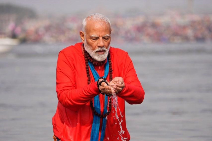 Narendra Modi rituális fürdője a Gangesz, a Jamuna és a mitikus Szaraszvati folyó összefolyásánál 2025. február 5-én