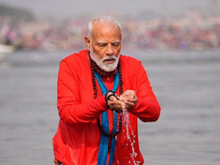 Narendra Modi rituális fürdője a Gangesz, a Jamuna és a mitikus Szaraszvati folyó összefolyásánál 2025. február 5-én