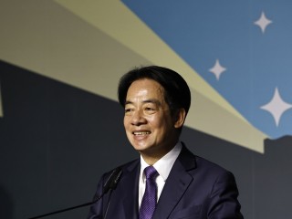 Laj Csing-tö tajvani alelnök, a kormányzó, függetlenségpárti Demokratikus Haladás Párt (DPP) elnökjelöltje sajtótájékoztatót tart Tajpejben, miután megnyerte az elnökválasztást 2024. január 13-án.
MTI/EPA/Daniel Ceng