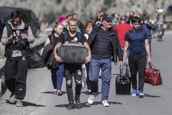 Rengeteg fiatal is elhagyta már Ukrajnát, hiába tiltották meg. Fotó: EPA/Zurab Kurtsikidze