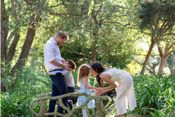 A családi házuk kertjében készült a fotó