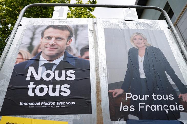 Fej-fej mellett: Macron és Le Pen választási plakátjai a franciaországi Henin-Beaumontban 2022. április 24-én. EPA/Ian Langsdon
