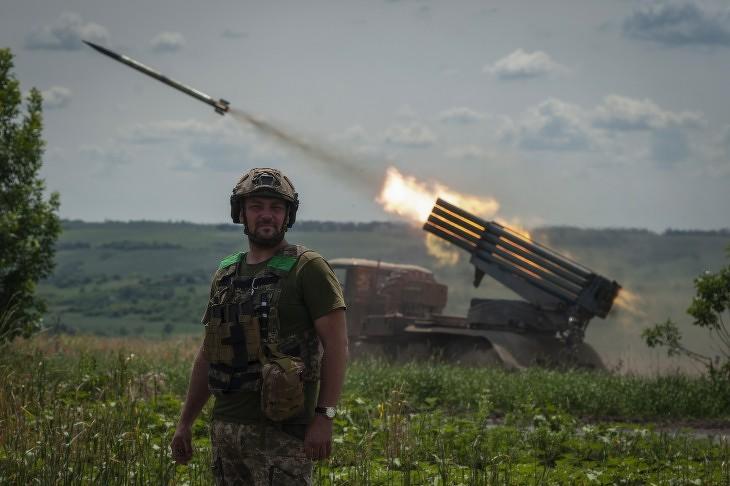 Ukrán katonák BM-21-es Grad rakétavetővel lövik az orosz állásokat a kelet-ukrajnai Bahmut közelében.  Fotó: MTI/AP/Irina Ribakova