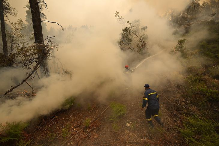 Tűzoltók küzdenek a lángok megfékezésén a görögországi Évia-szigeten fekvő Ellinika közelében 2021. augusztus 9-én. (Fotó: MTI/AP/Pétrosz Karadjiasz)