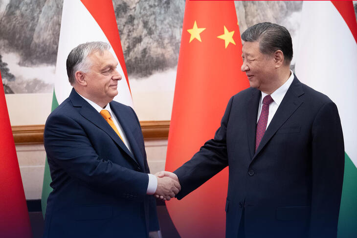 Orbán Viktor és Hszi Csin-ping kézfogása 2024. július 8-án, Pekingben. Erről se tudott senki előre?