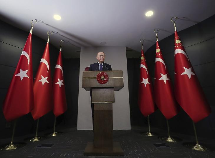 A török államfői hivatal sajtóirodája által közreadott képen Recep Tayyip Erdogan török elnök beszédet mond egy kormányülést követően Isztambulban 2020. május 28-án. MTI/AP/A török államfői hivatal sajtóirodája/Mustafa Kamaci