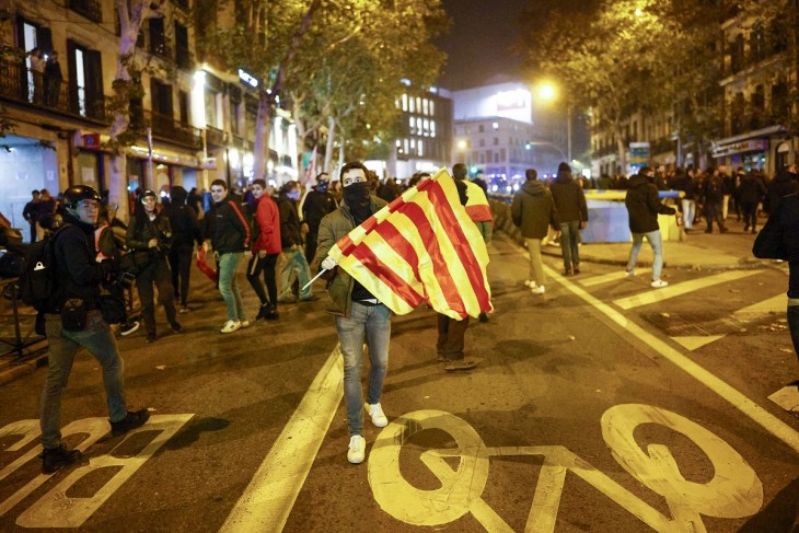 Madridban napok óta tüntetnek a katalán szeparatisták. Fotó: EPA / RODRIGO JIMENEZ 