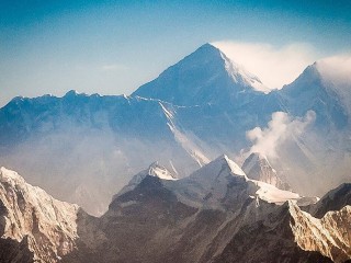A Mount Everest és a Lhocse a reggeli órákban. Fotó: Wikipédia/Ralf Kayser