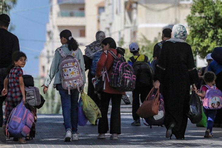 Családok menekülnek Gázavárosból. 2023. október 13.  Fotó: EPA/MOHAMMED SABER 